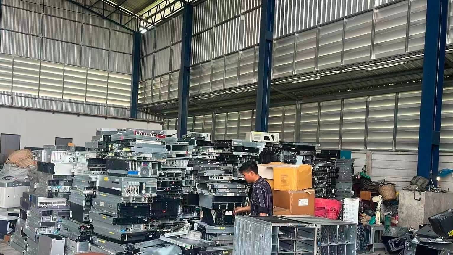 เซิร์ฟเวอร์และอุปกรณ์บริษัทในคลัง